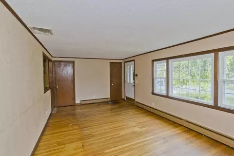 Living - 67 Warwick Rd, Chicopee, MA 01020 photo 3 of 5
