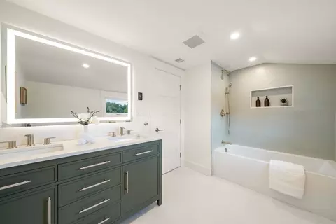 Bath - 63 Main St, Dover, MA 02030 photo 5 of 6