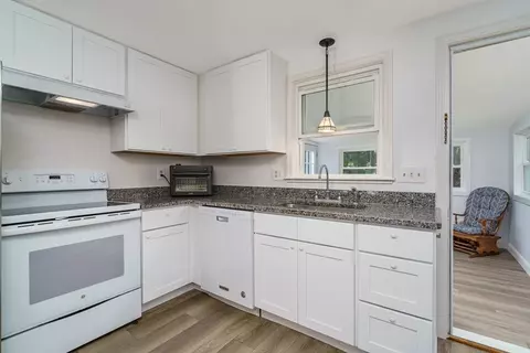 Kitchen - 18 Ruthellen Rd, Hudson, MA 01749 photo 3 of 3