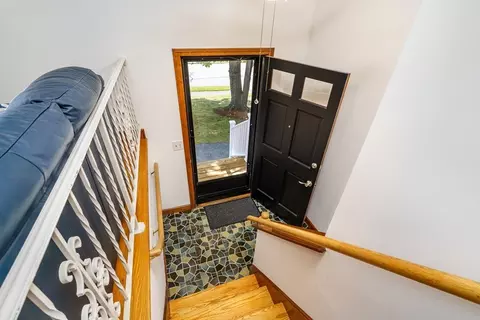 Entry Way - 18 Ruthellen Rd, Hudson, MA 01749 photo 2 of 3