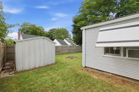 Exterior - 250 Gillette Ave, Springfield, MA 01118 photo 7 of 8