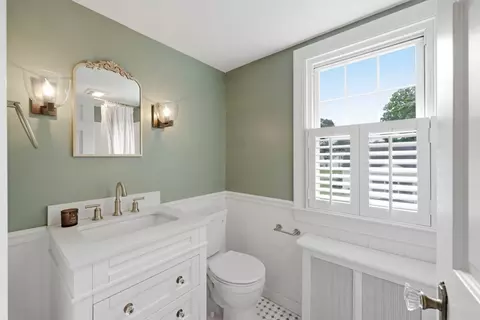 Bath - 250 Gillette Ave, Springfield, MA 01118 photo 2 of 3