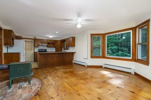 Living - 123 Saunders St, Gardner, MA 01440 photo 7 of 7