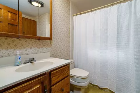 Bath - 123 Saunders St, Gardner, MA 01440 photo 1 of 3