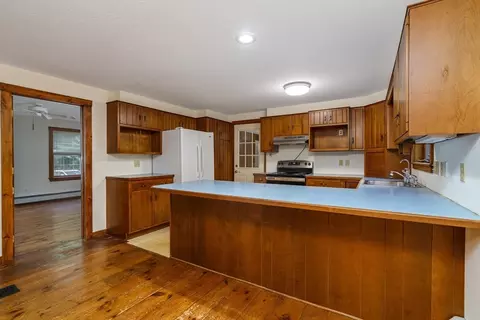 Kitchen - 123 Saunders St, Gardner, MA 01440 photo 2 of 5
