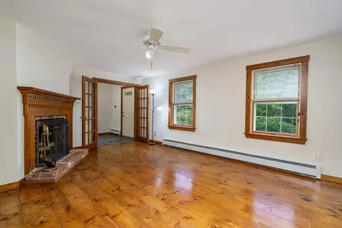Living - 123 Saunders St, Gardner, MA 01440 photo 2 of 7