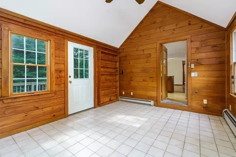 Entry Way - 123 Saunders St, Gardner, MA 01440 photo 1 of 3