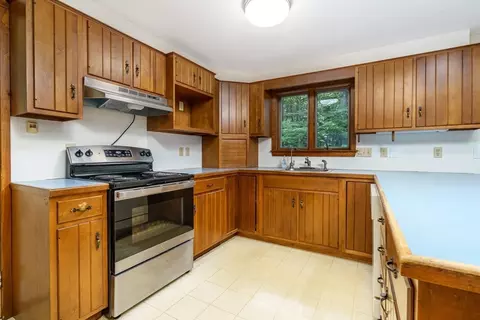 Kitchen - 123 Saunders St, Gardner, MA 01440 photo 3 of 5