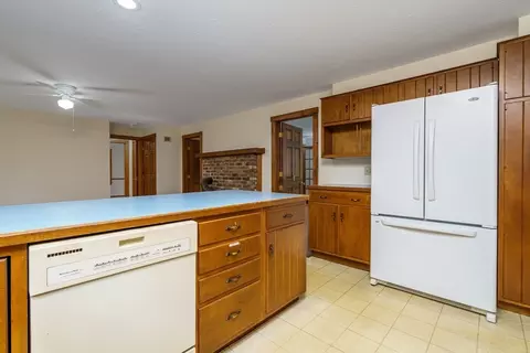 Kitchen - 123 Saunders St, Gardner, MA 01440 photo 4 of 5