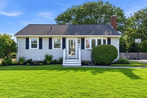 16 Robert Ave, Woburn, MA 01801