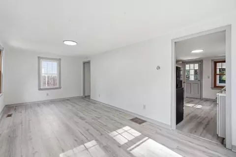 Living - 85 Silas St, Springfield, MA 01109 photo 1 of 3