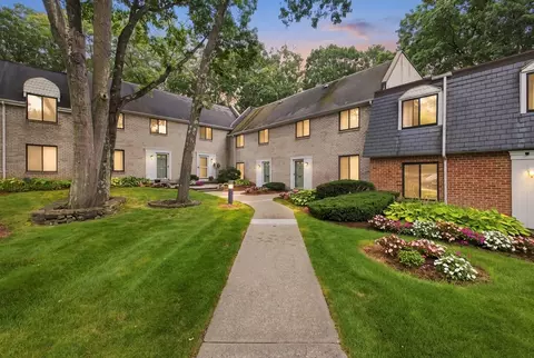95 Commons Dr #107, Shrewsbury, MA 01545