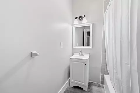 Bath - 43 Cornell St, Springfield, MA 01109 photo 1 of 2