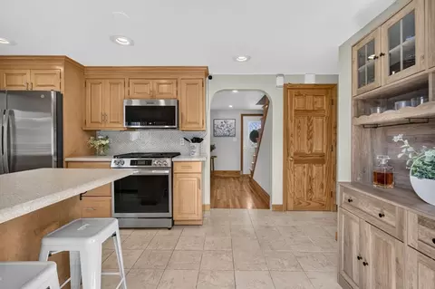 Entry Way - 3 Wormstead St, Saugus, MA 01906 photo 2 of 4