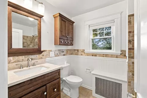 Bath - 31 Barnard Rd, Worcester, MA 01605 photo 3 of 6
