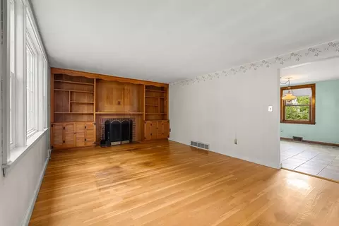 Living - 18 Iverson Rd, Beverly, MA 01915 photo 1 of 3