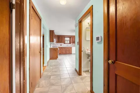 Entry Way - 18 Iverson Rd, Beverly, MA 01915 photo 2 of 3