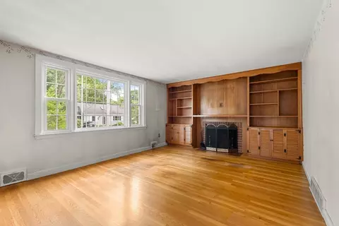 Living - 18 Iverson Rd, Beverly, MA 01915 photo 2 of 3