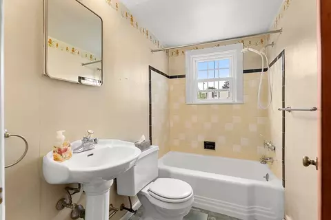 Bath - 18 Iverson Rd, Beverly, MA 01915 photo 1 of 3