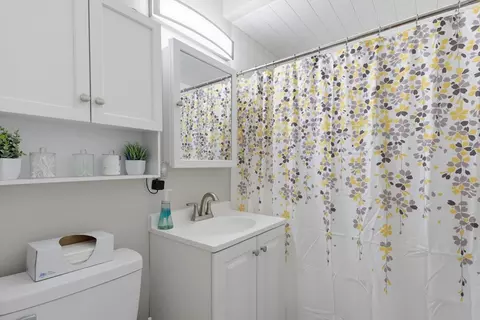 Bath - 239 Glasgow St #1, Fall River, MA 02721 photo 1 of 1
