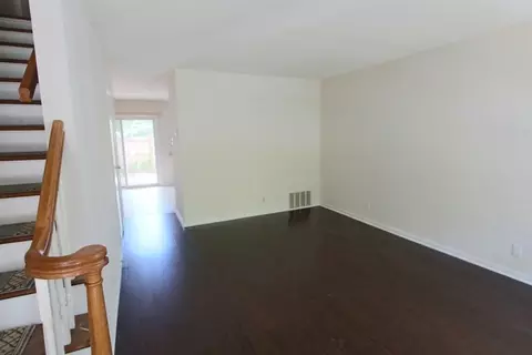 Living - 36 Williamsburg #36, Springfield, MA 01108 photo 2 of 2