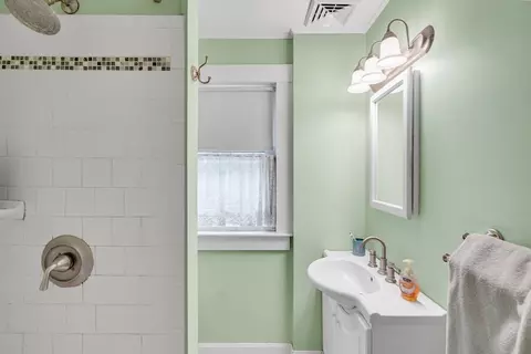 Bath - 10 Vernon St, Maynard, MA 01754 photo 2 of 2