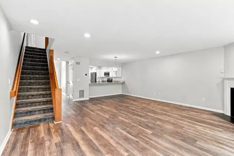 Living - 78 Pointe Rok Dr #78, Worcester, MA 01604 photo 4 of 5