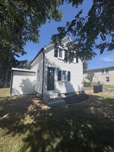 963 Russells Mills Rd, Dartmouth, MA 02748