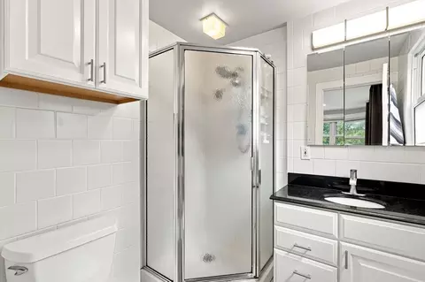 Bath - 181 Flagg St, Worcester, MA 01609 photo 2 of 4