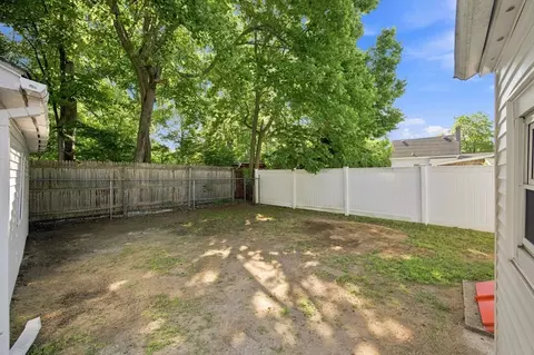 Exterior - 15 Alice St, Springfield, MA 01109 photo 4 of 8