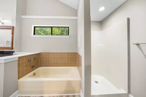 Bath - 72 E Bluff Rd #72, Ashland, MA 01721 photo 3 of 5