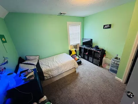 Bedroom - 17 Winthrop St, Worcester, MA 01604 photo 7 of 10