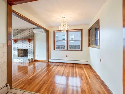 Living - 28 Superior Rd, Worcester, MA 01604 photo 2 of 8