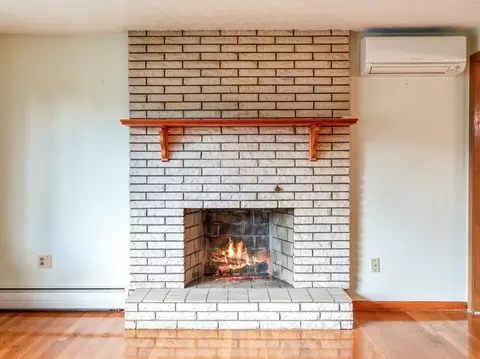 Living - 28 Superior Rd, Worcester, MA 01604 photo 4 of 8