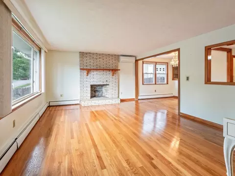 Living - 28 Superior Rd, Worcester, MA 01604 photo 3 of 8