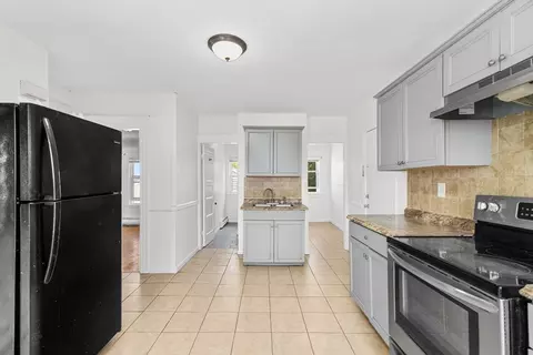 Entry Way - 97 Eastern Ave, Worcester, MA 01605 photo 3 of 4