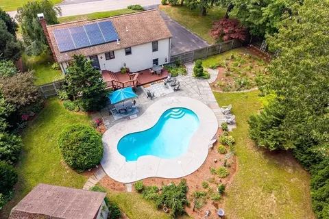 39 Elm St, Auburn, MA 01501