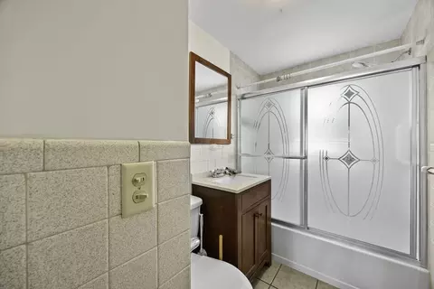 Bath - 133 Denwall Dr, Springfield, MA 01119 photo 1 of 2