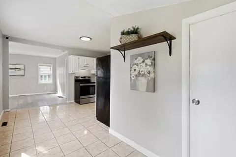 Entry Way - 66 Upland, Springfield, MA 01104 photo 2 of 6