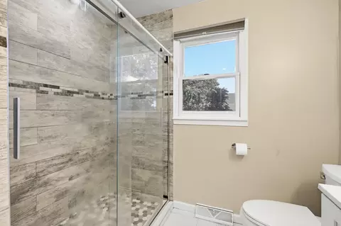 Bath - 191 Lamont St, Springfield, MA 01119 photo 2 of 4