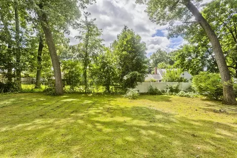 Exterior - 240 E Allen Ridge Rd, Springfield, MA 01118 photo 5 of 6