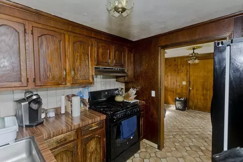 Kitchen - 240 E Allen Ridge Rd, Springfield, MA 01118 photo 3 of 4