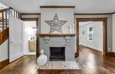 Entry Way - 19 Eldert St, Springfield, MA 01109 photo 4 of 6