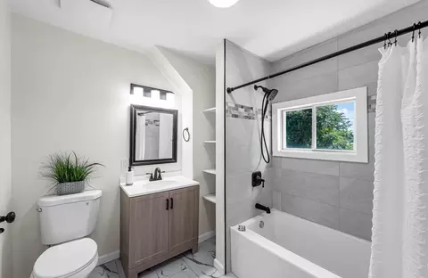 Bath - 19 Eldert St, Springfield, MA 01109 photo 2 of 4