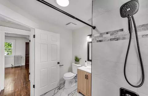 Bath - 19 Eldert St, Springfield, MA 01109 photo 4 of 4