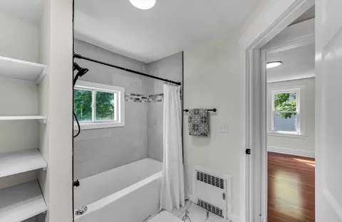 Bath - 19 Eldert St, Springfield, MA 01109 photo 3 of 4