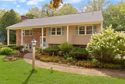 12 Old Stagecoach Rd, Bedford, MA 01730