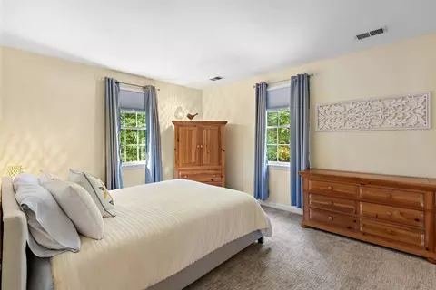 Bedroom - 9 Douglas Dr, Mansfield, MA 02048 photo 4 of 5