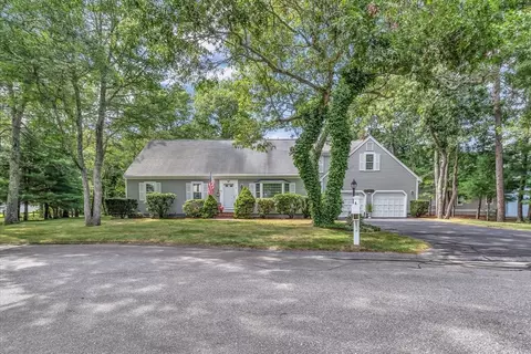 25 Wiley Post Ln, Falmouth, MA 02536