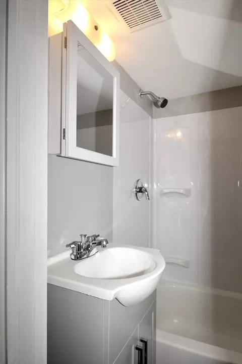 Bath - 129 Catharine St, Springfield, MA 01109 photo 2 of 2